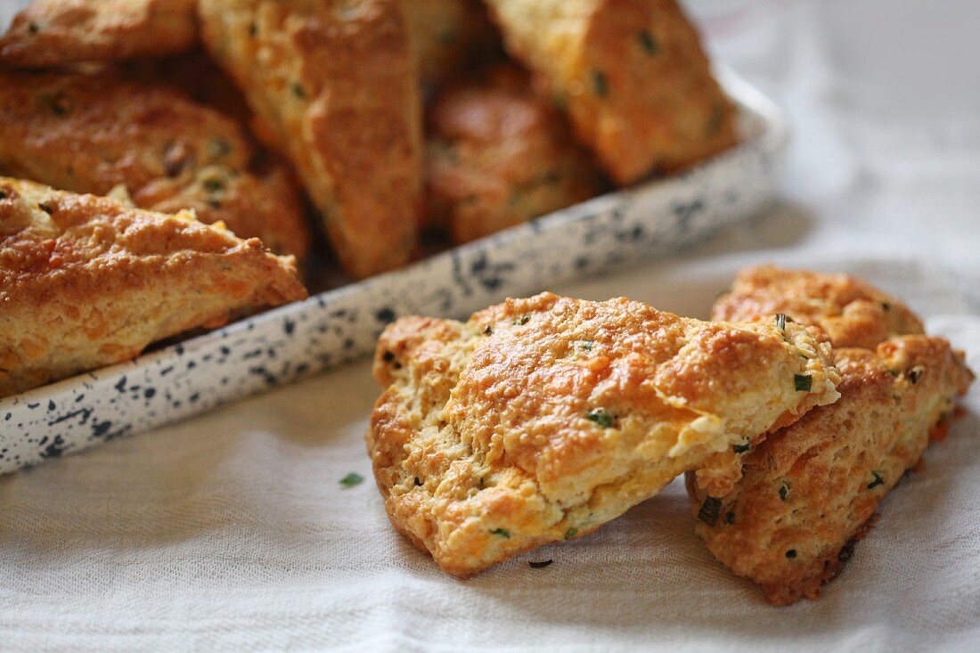 Frisch gebackene Cheddar-Scones mit Schnittlauch