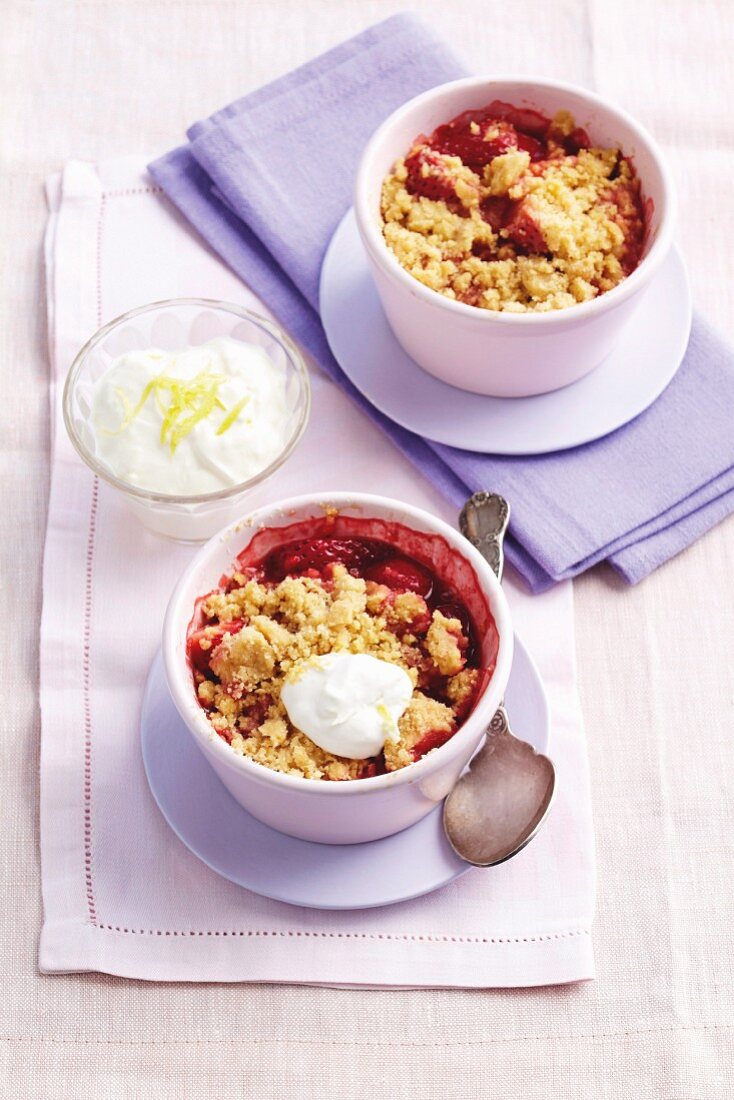 Mini strawberry crumbles