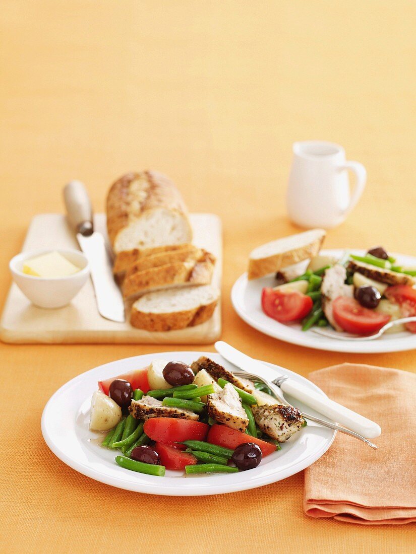 Hähnchensalat mit Tomaten, Oliven und grünen Bohnen