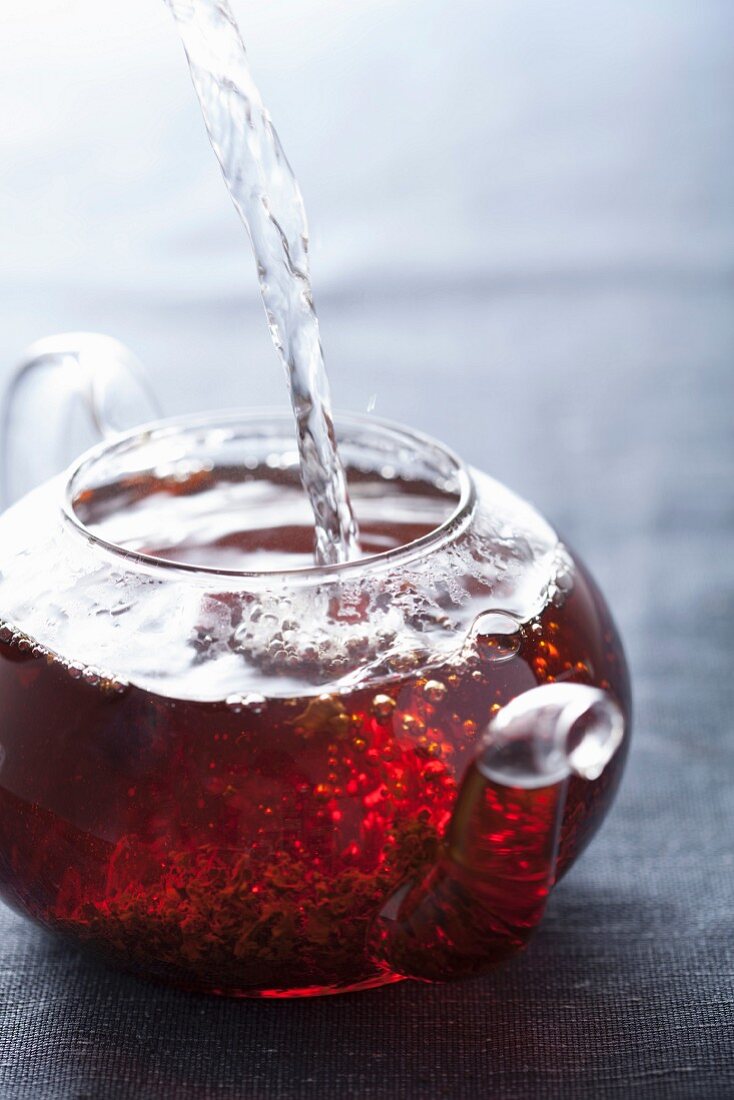 Tee mit kochendem Wasser aufgiessen