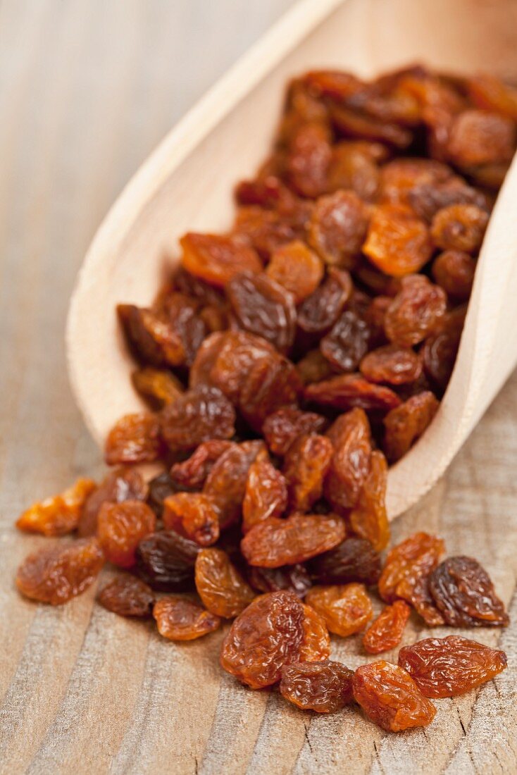 Sultanas on a wooden scoop (close-up)