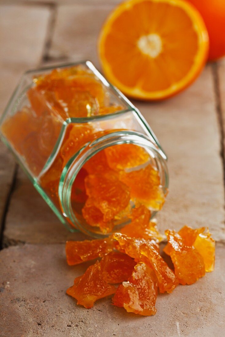 Kandierte Orangenstücke im Glas