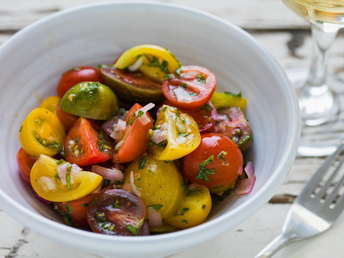 Bunter Heirloom Tomatensalat mit Schalotten und Basilikum
