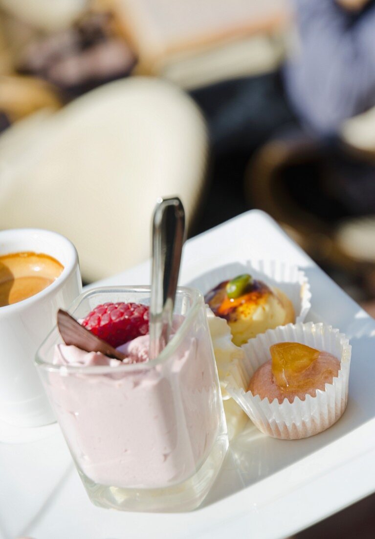 Dessertauswahl mit Kaffee auf Porzellanteller