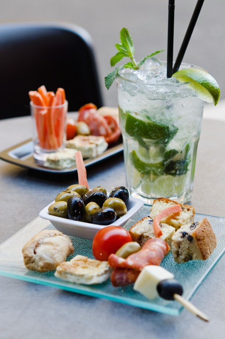 A cocktail and an appetiser platter