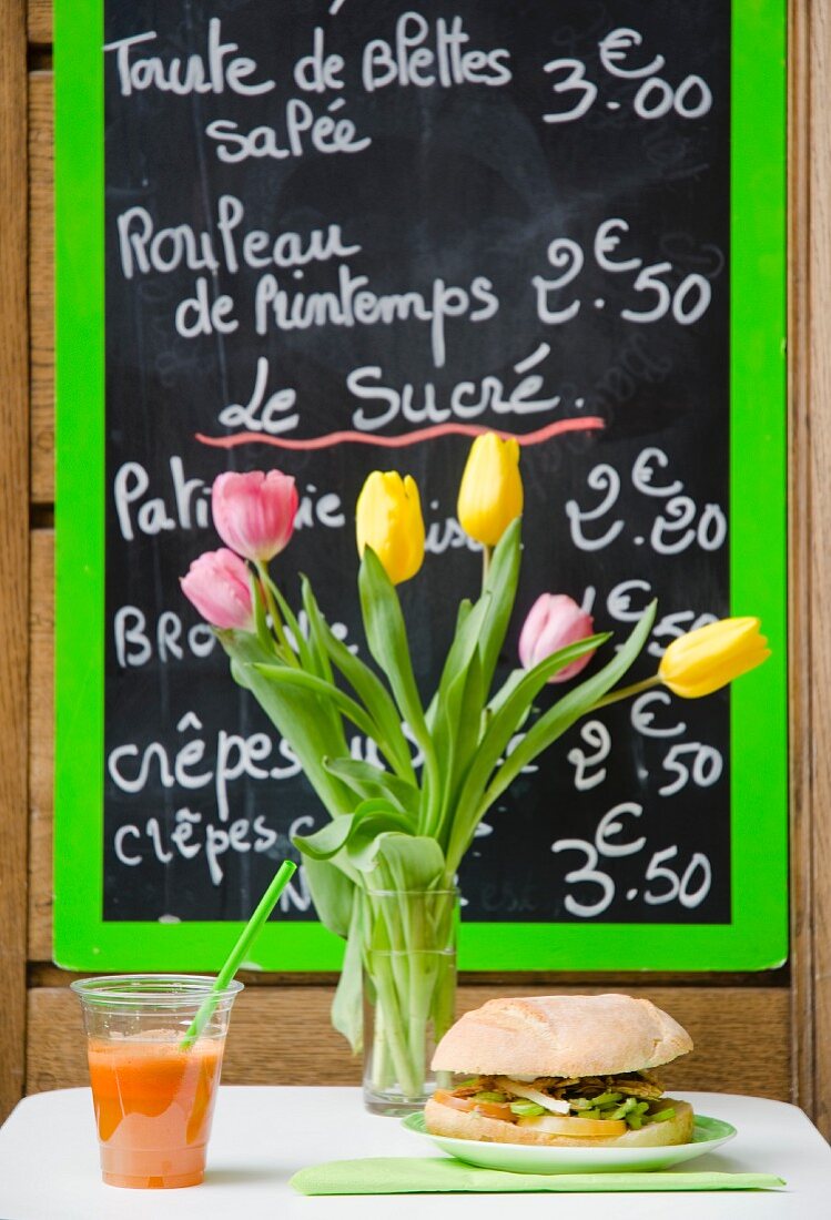 Pan Bagnat auf Restauranttisch vor Angebotstafel