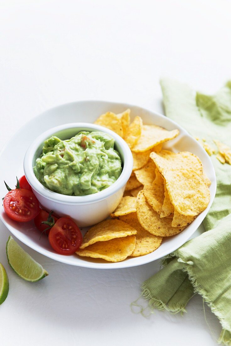 Guacamole, Chips und Tomaten