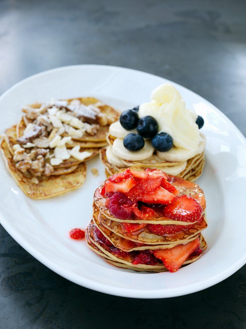 Mini-Pancakes mit Früchten, gestapelt