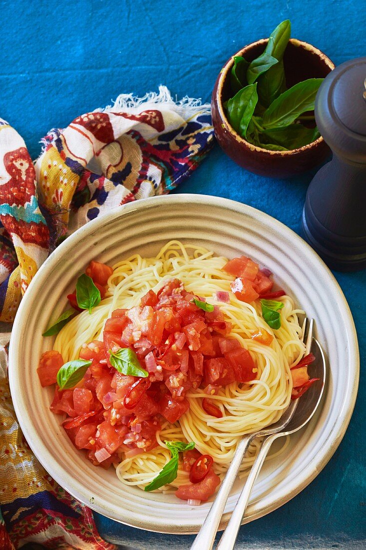 Spaghettini mit kalter Tomatensauce