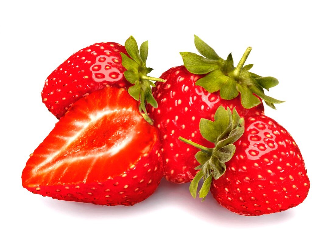 Frische Erdbeeren, ganz und halbiert