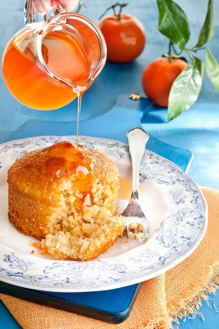 Küchlein mit Mandarinensirup begiessen