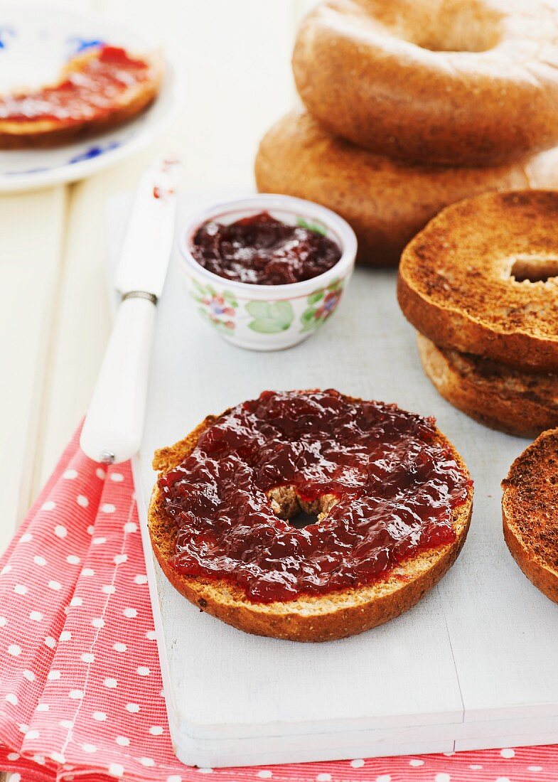 Bagel mit Marmelade