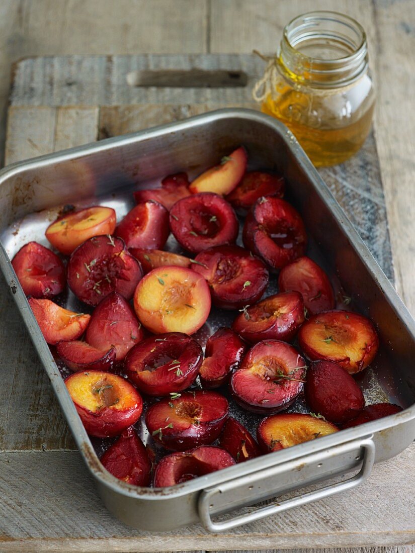 Baked plums with thyme