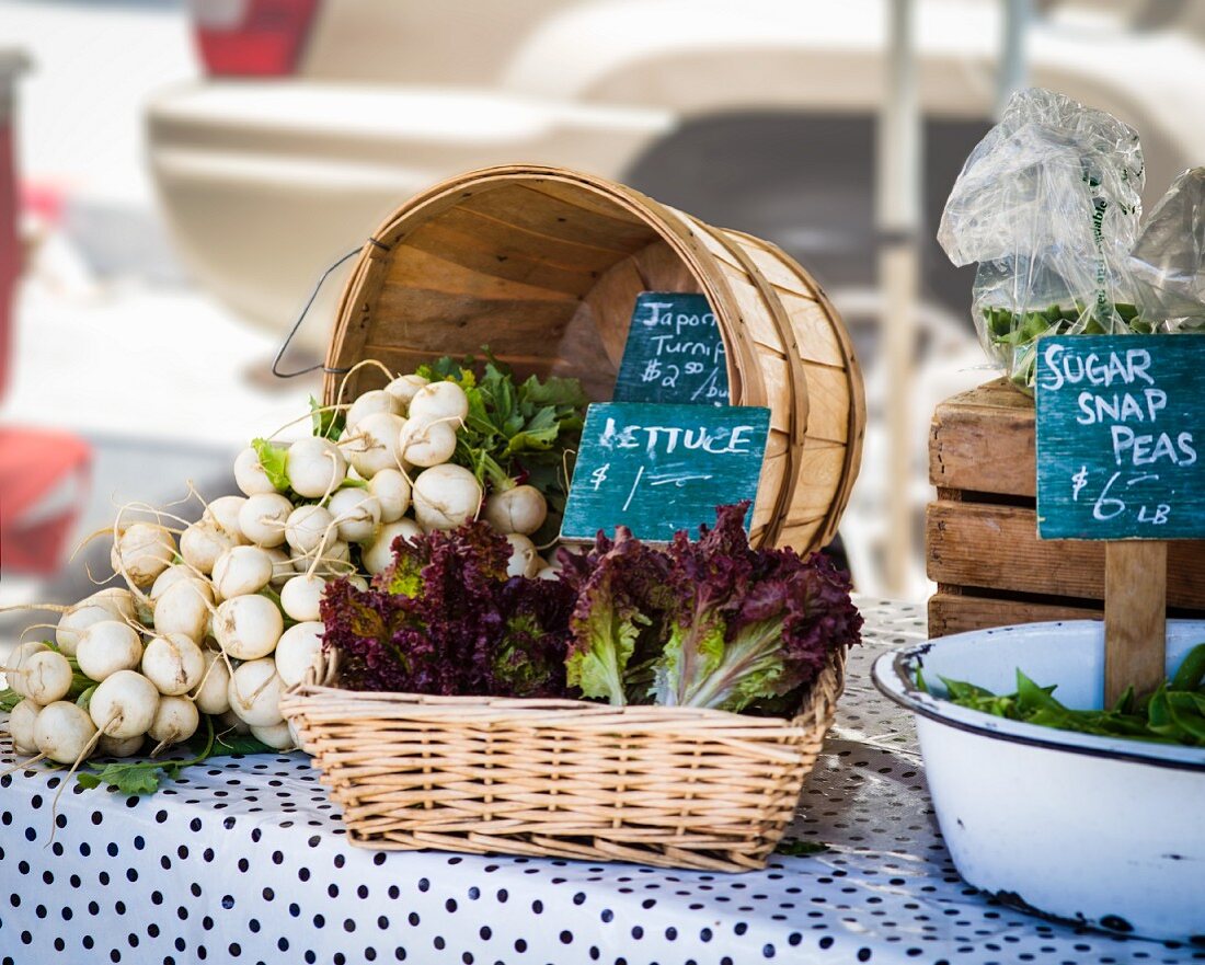 weiße Radieschen, Salat und Zuckerschoten auf einem Bauernmarkt