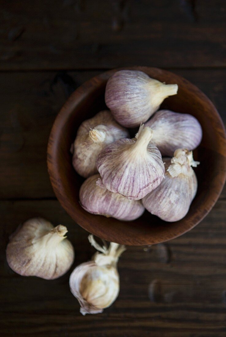 Garlic bulbs in a small wooden dish