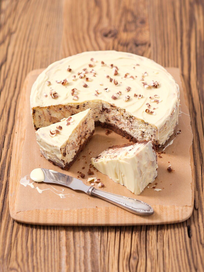 Stracciatella-Käsekuchen mit dunkler und weisser Schokolade