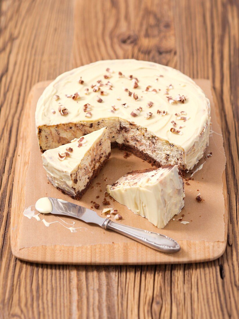 Stracciatella cheesecake with dark and white chocolate