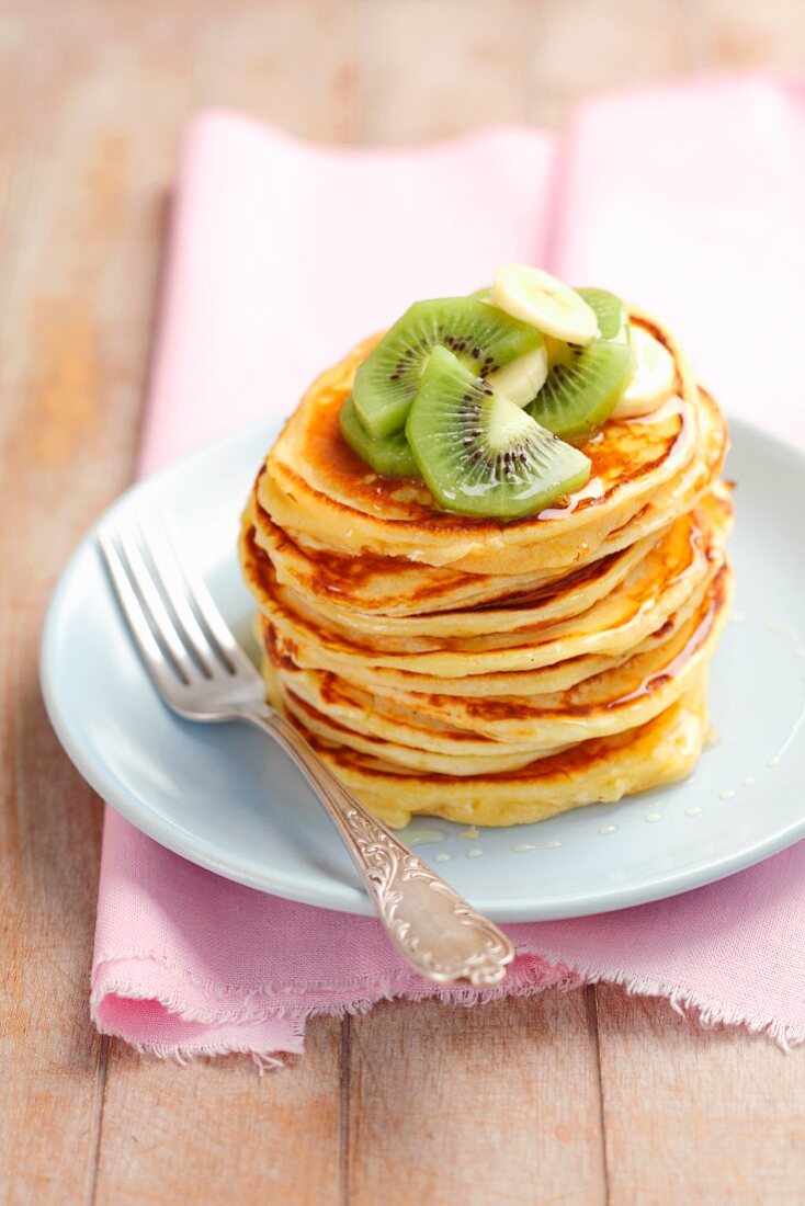 Buttermilk pancakes with kiwi, banana and honey