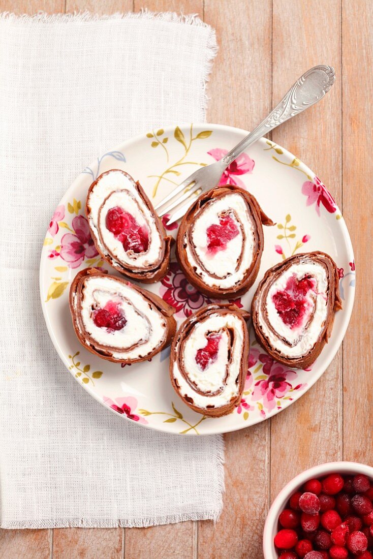 Schokoladen-Pfannkuchen-Roulad mit Mascarponecreme und Cranberries