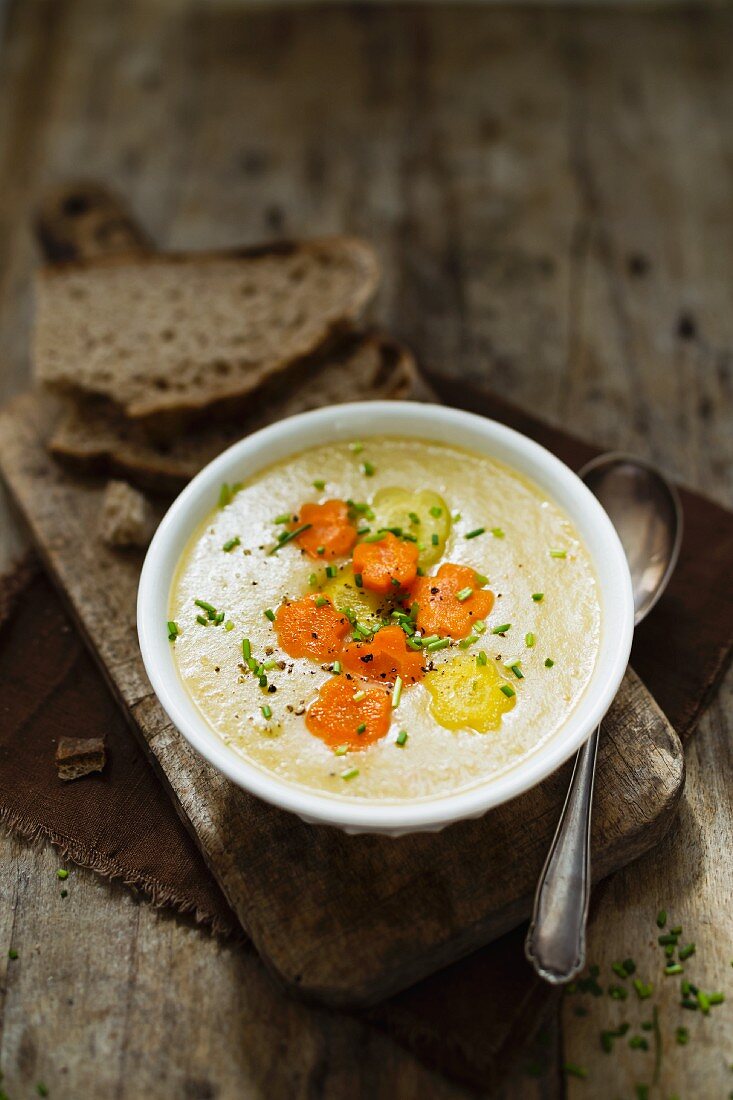 Kartoffelsuppe mit Möhrenblumen