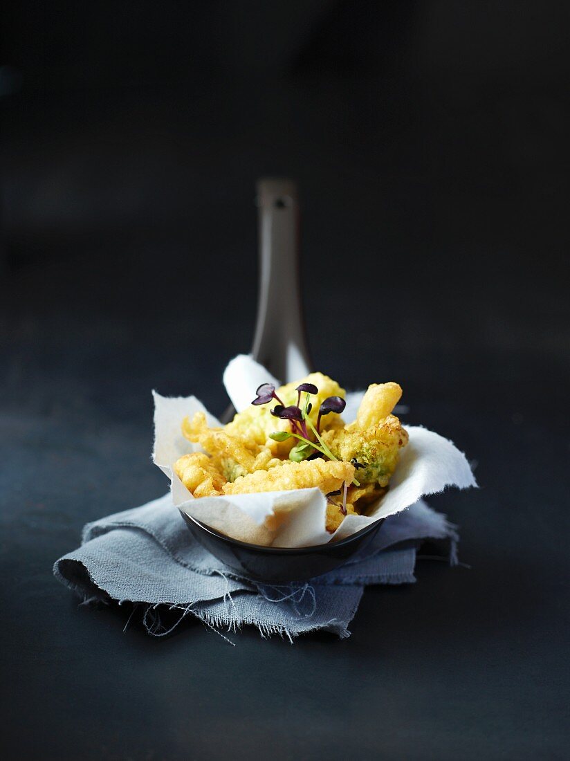 Tempura mit Kresse auf Löffel