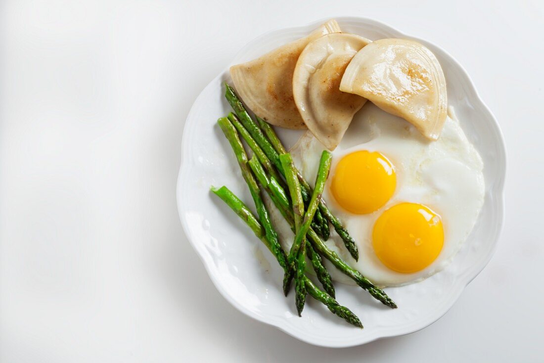 Spiegeleier mit Piroggen & grünem Spargel