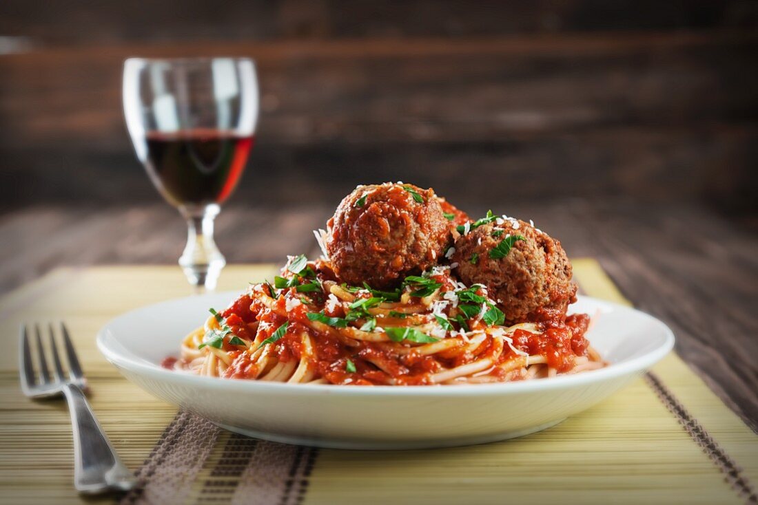 Spaghetti mit Fleischbällchen & Tomatensauce