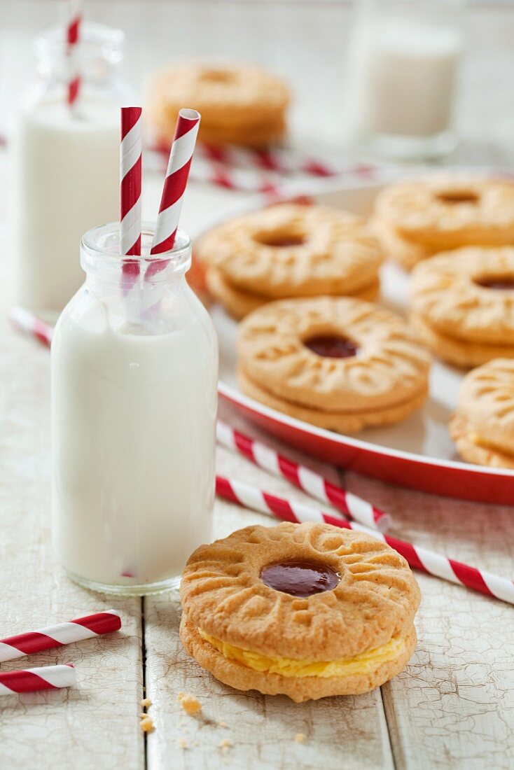 Marmeladen-Vanillecreme-Kekse und kleine Milchflaschen