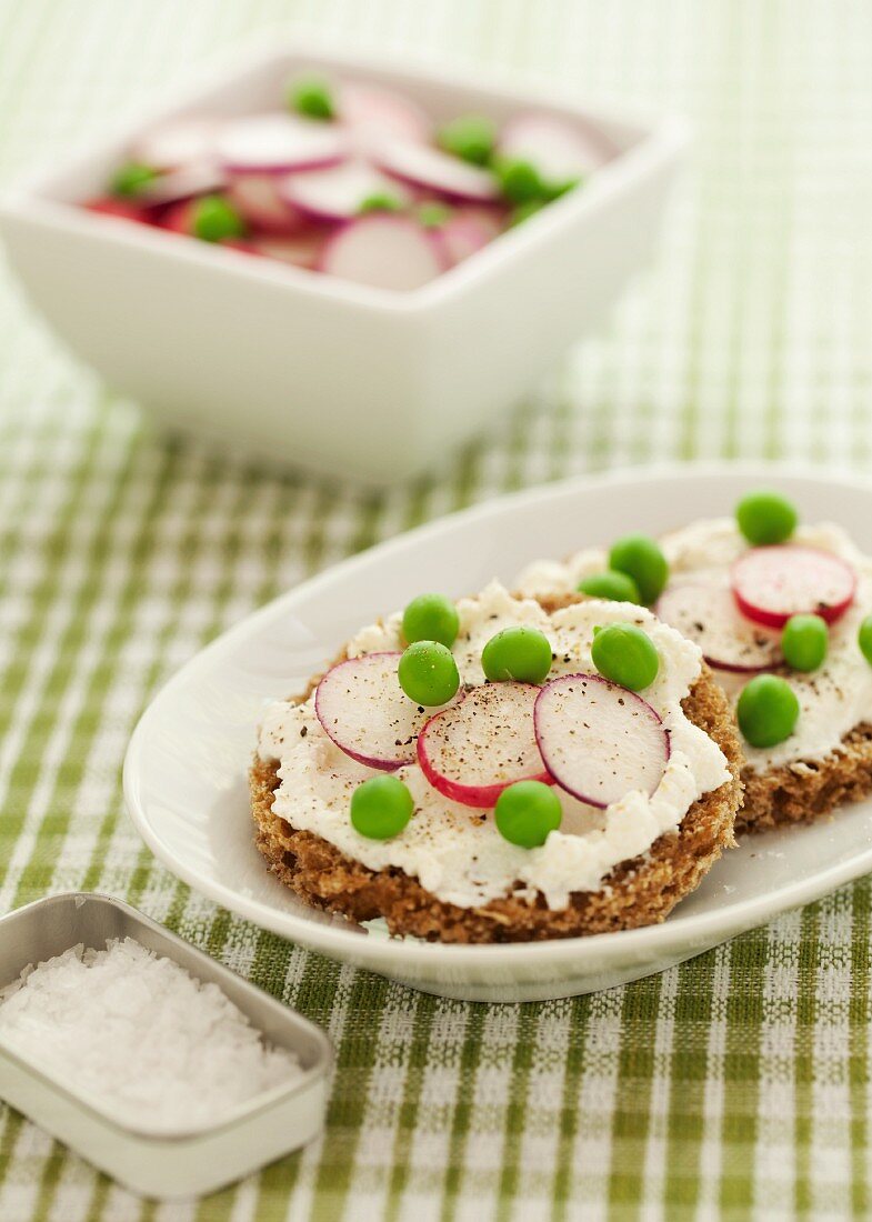 Roggenbrot mit Ricotta, Erbsen, Radieschen und Pfeffer