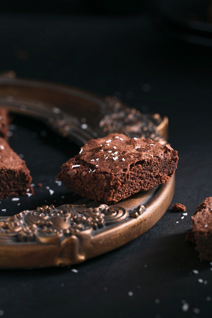 Brownies mit Kokosflocken auf und in einem Bilderrahmen