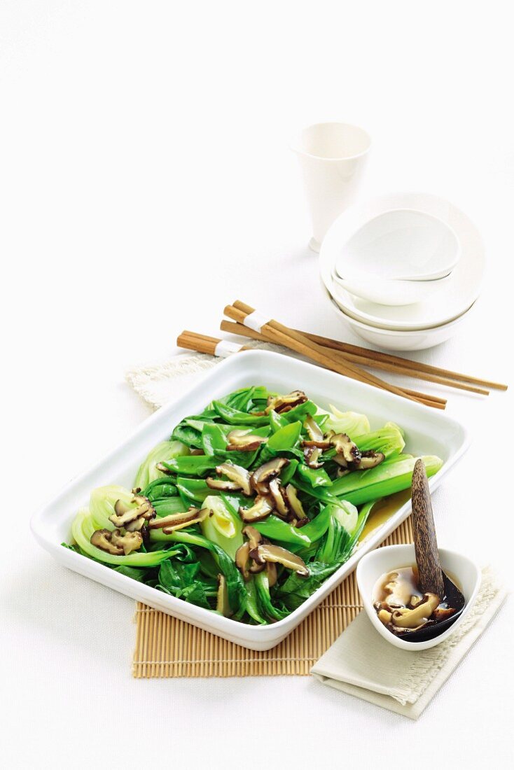 Salat mit Pak Choi, Zuckerschoten & Pilzen (Asien)