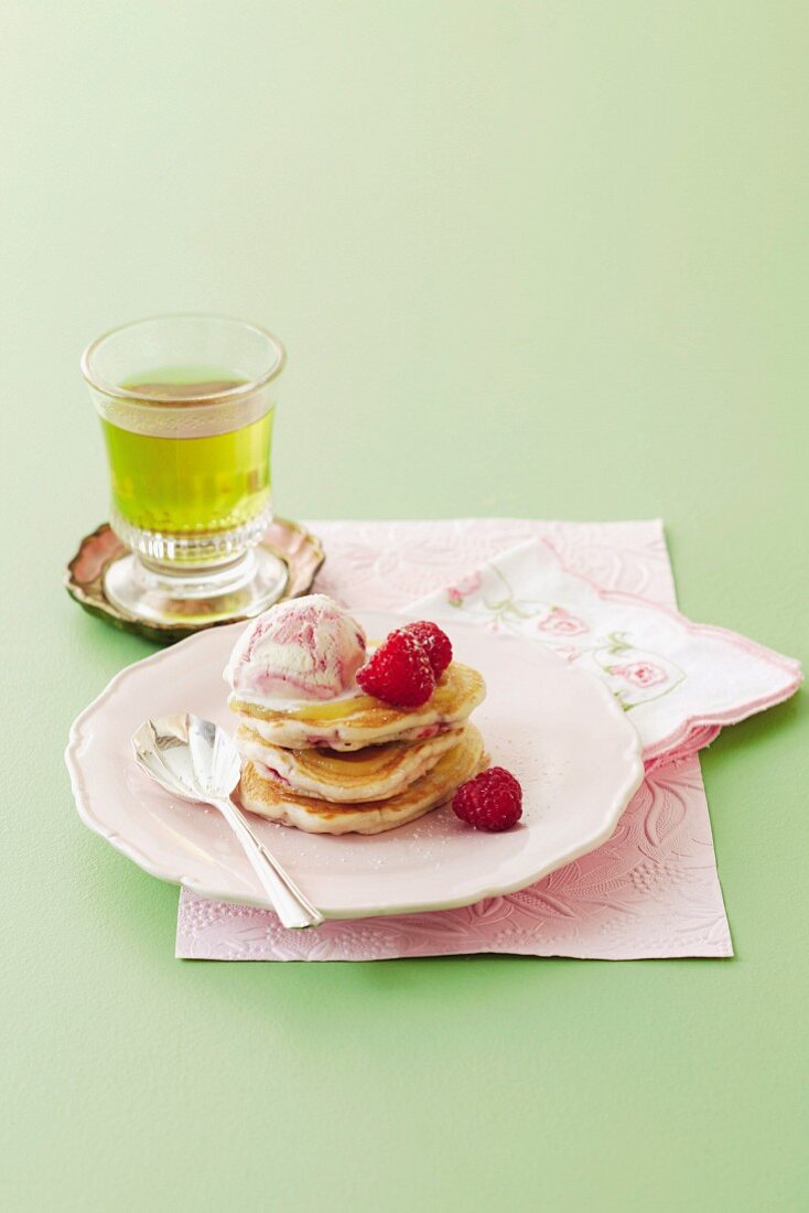 Himbeer-Pikelets mit Eiscreme