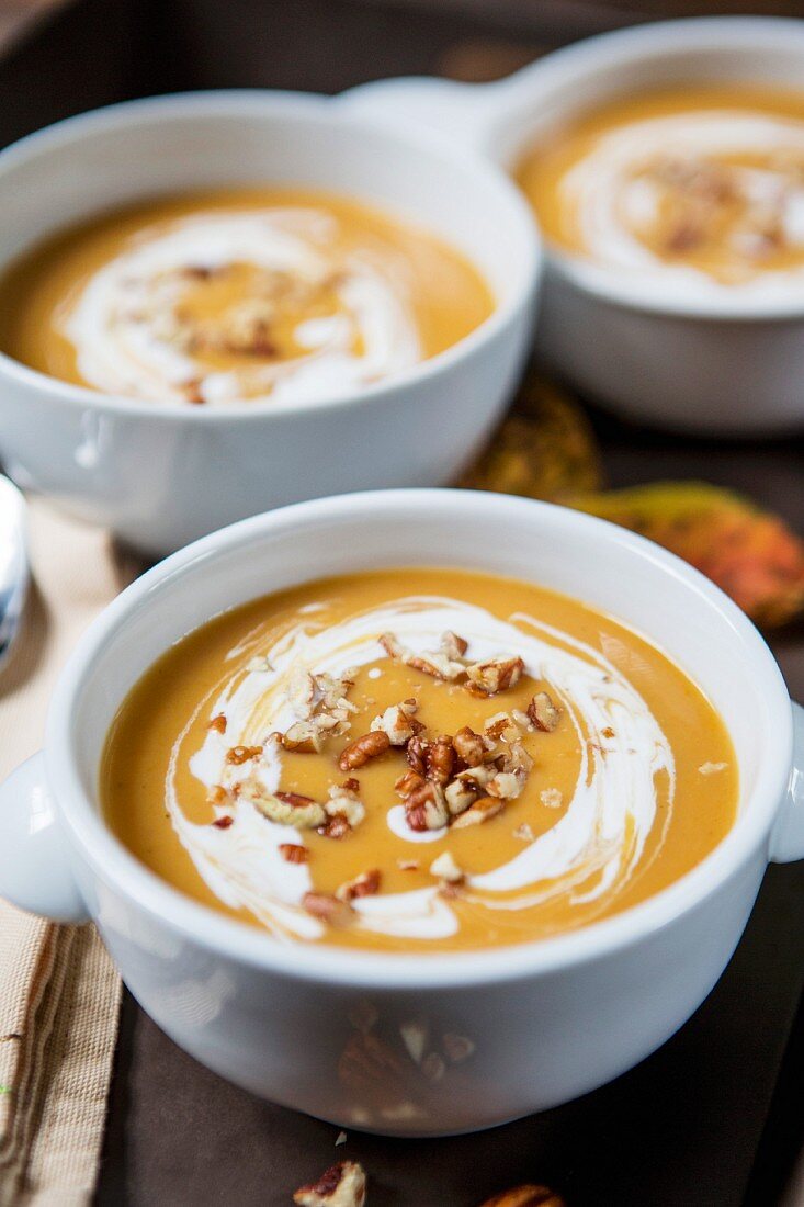 Kürbiscremesuppe mit Sauerrahm und Pekannüssen