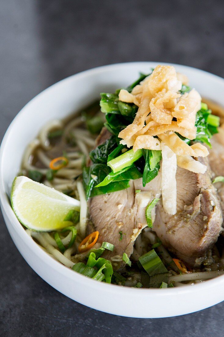 Nudelsuppe mit Schweinefleisch und Gemüse