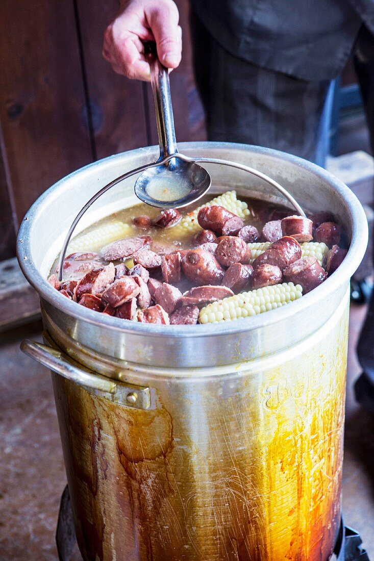 Deftige Suppe mit Wurst, Mais und Kartoffeln