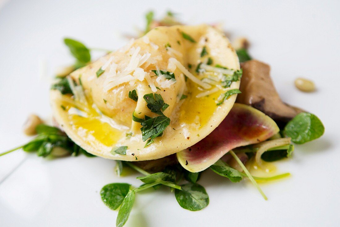 Ravioli mit Parmesan und Olivenöl auf Blattsalat