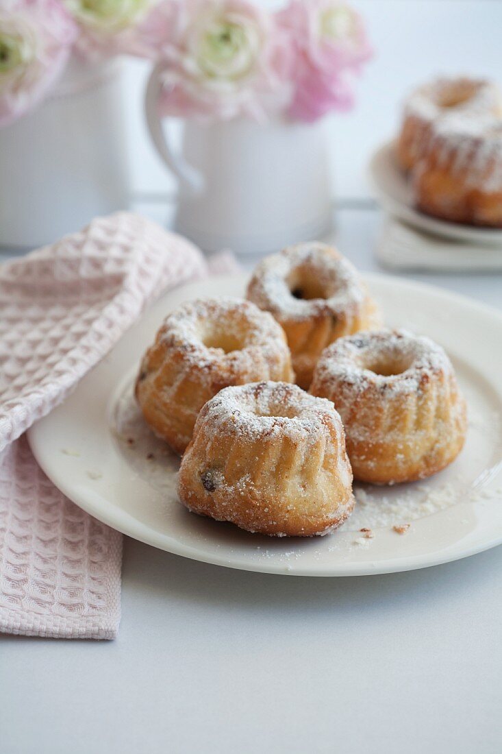 Mini Bundt cakes with icing sugar
