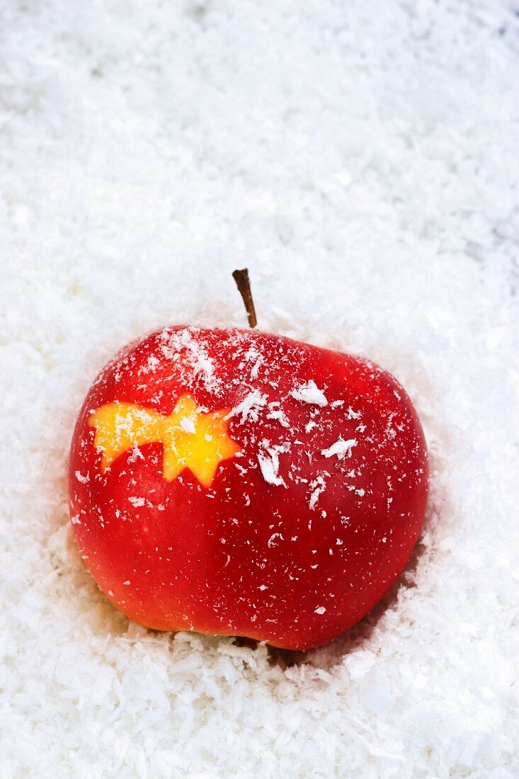 Roter Apfel mit Weihnachtssternmotiv