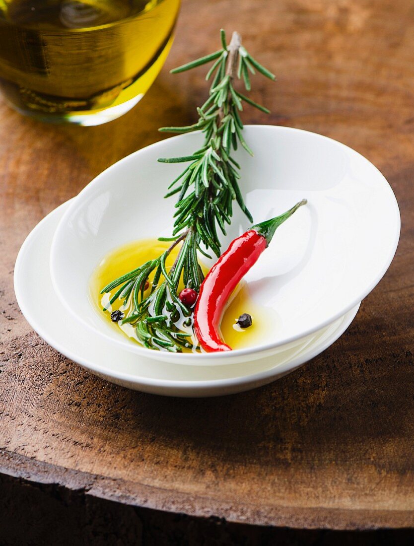 Olivenöl mit Rosmarin und Chilischote(Zutaten für Marinade)