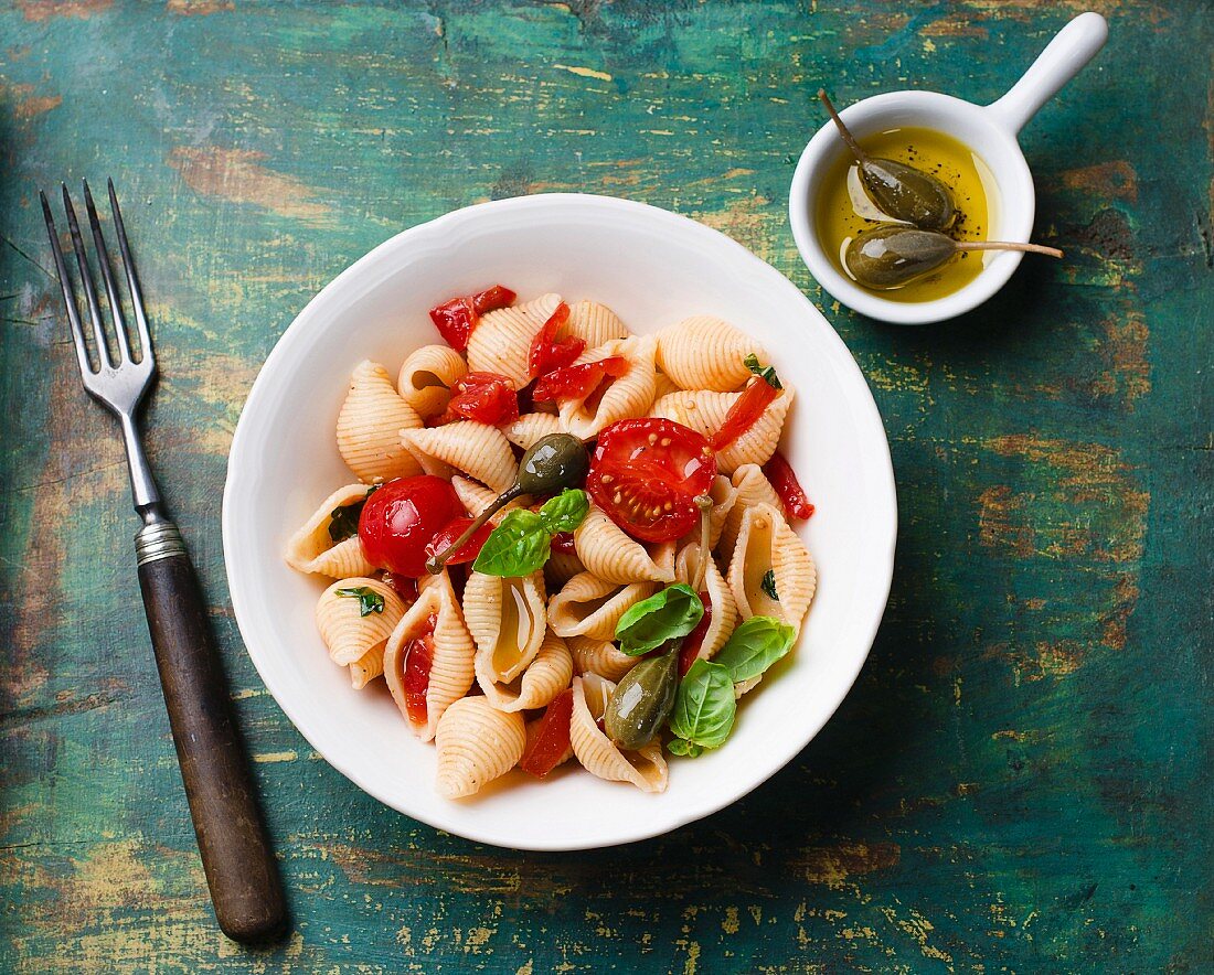 Shell pasta with tomatoes, capers and basil