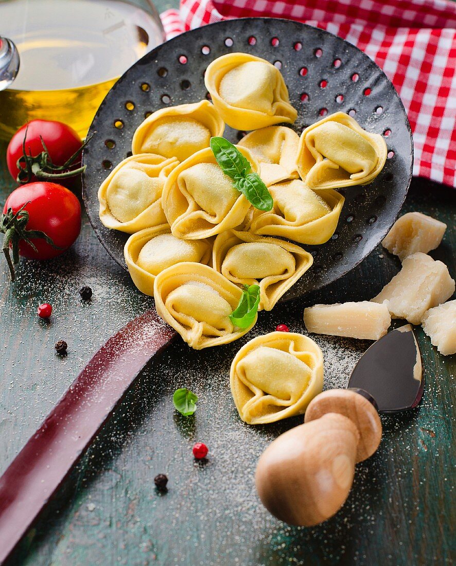 Tortellini, Tomaten, Basilikum und Parmesan