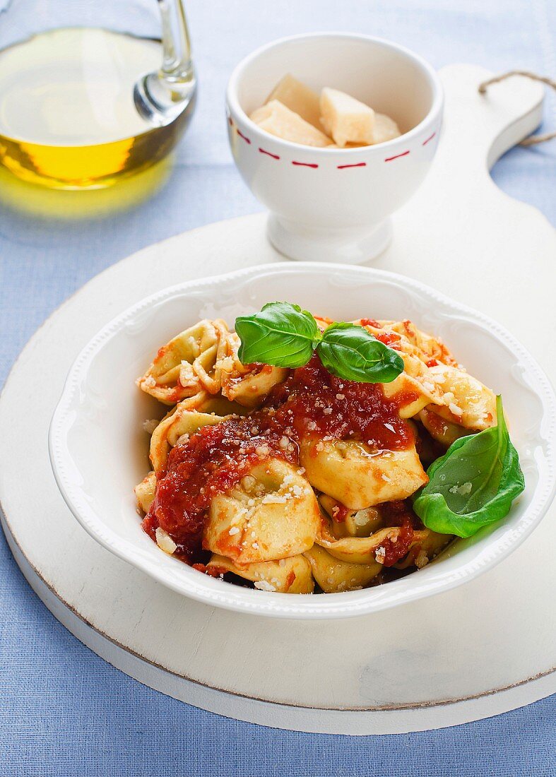 Tortellini mit Tomatensauce, Basilikum und Parmesan