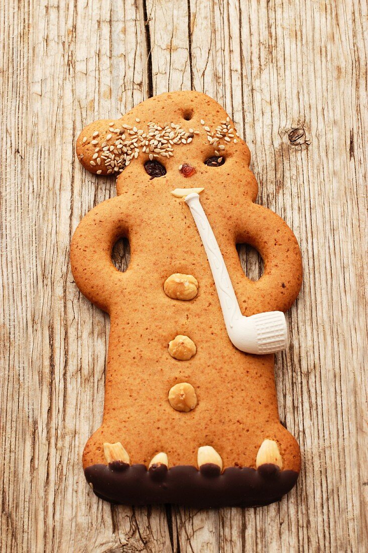 A gingerbread man with a pip