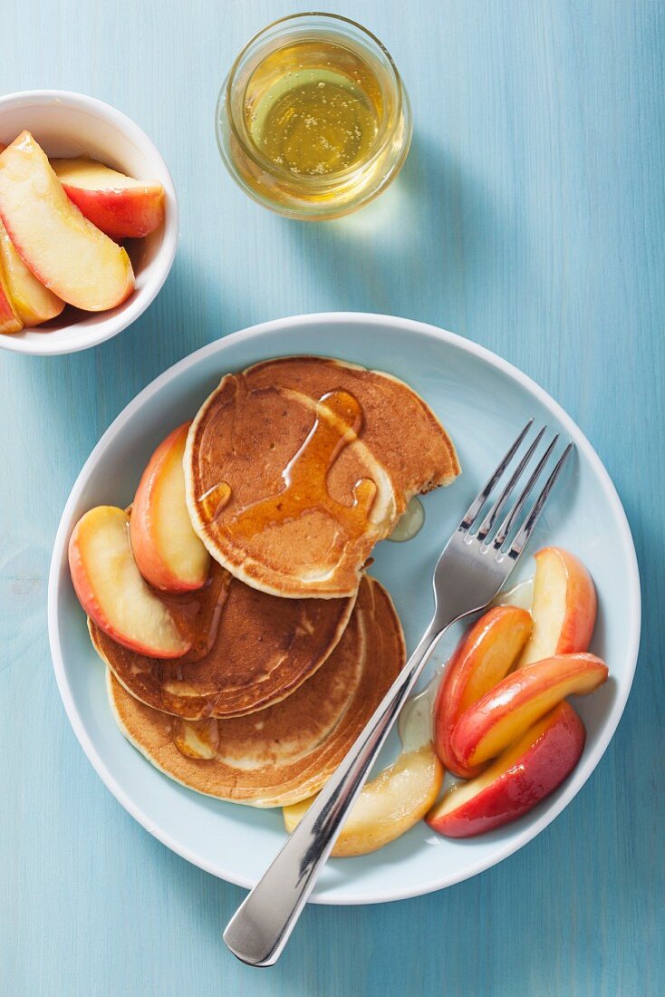 Pancakes mit karamellisierten Äpfeln und Honig