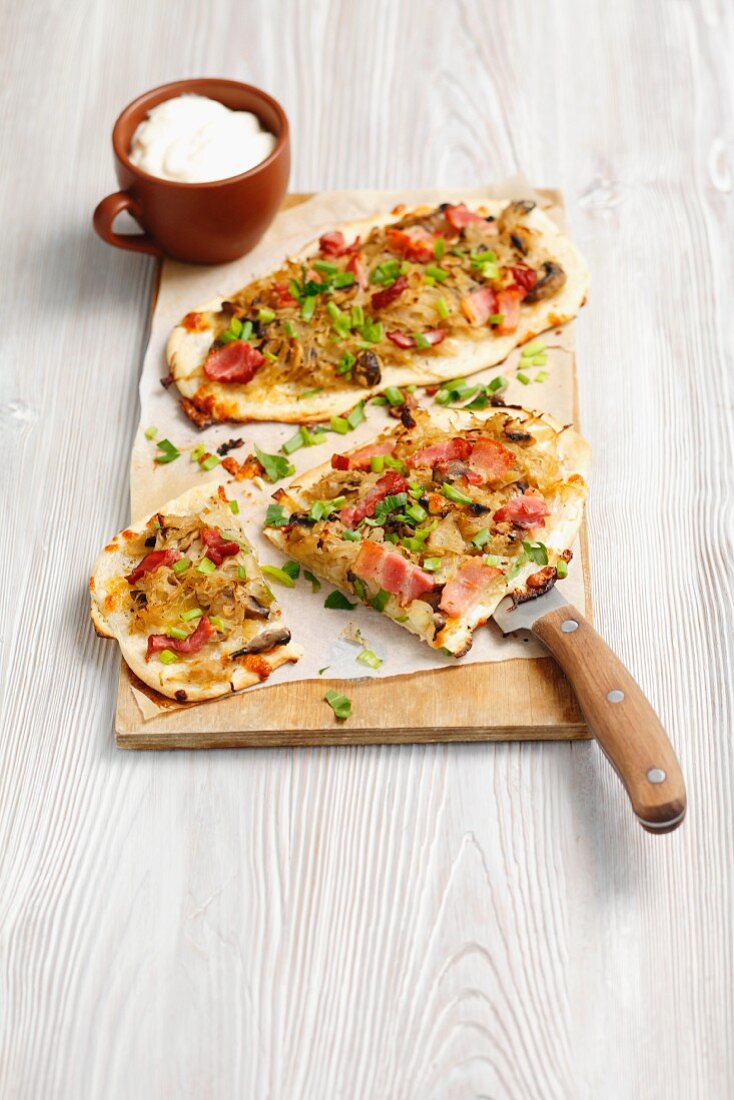 Flammkuchen mit Sauerkraut, Champignons und Pancetta