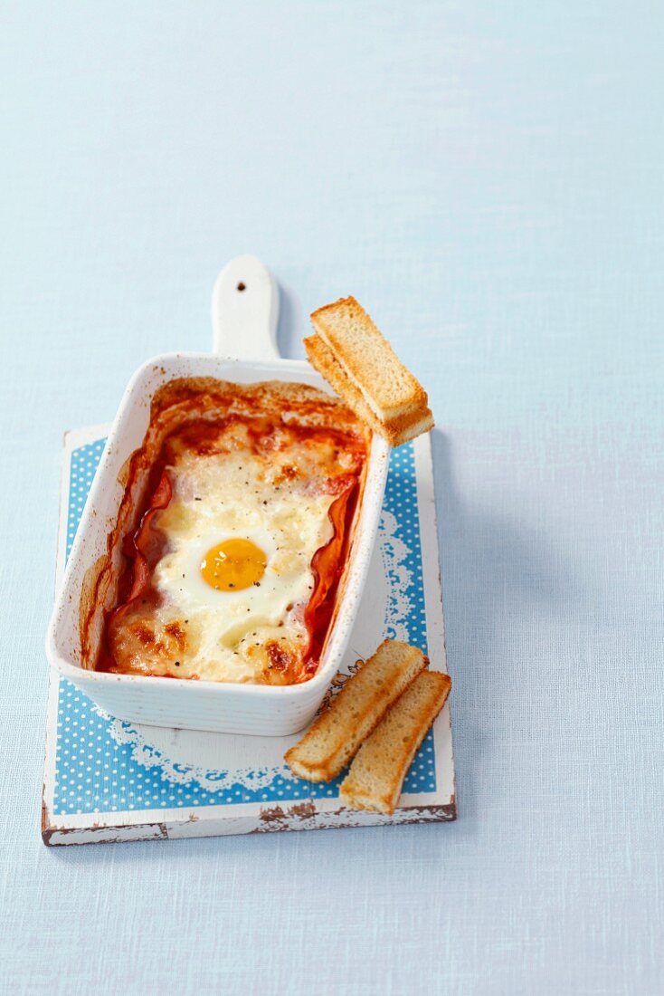 Gebackenes Ei mit Schinken, Tomaten und Mozzarella
