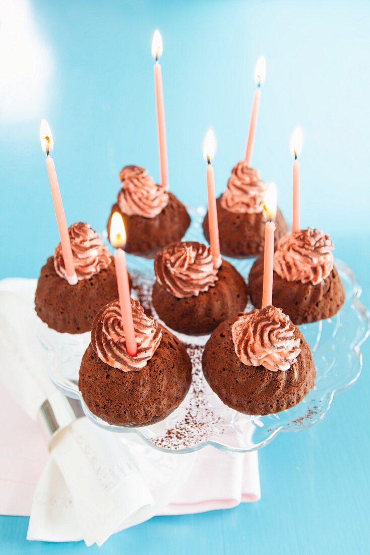 Gugelhupf-Cupcakes mit Geburtstagskerzen