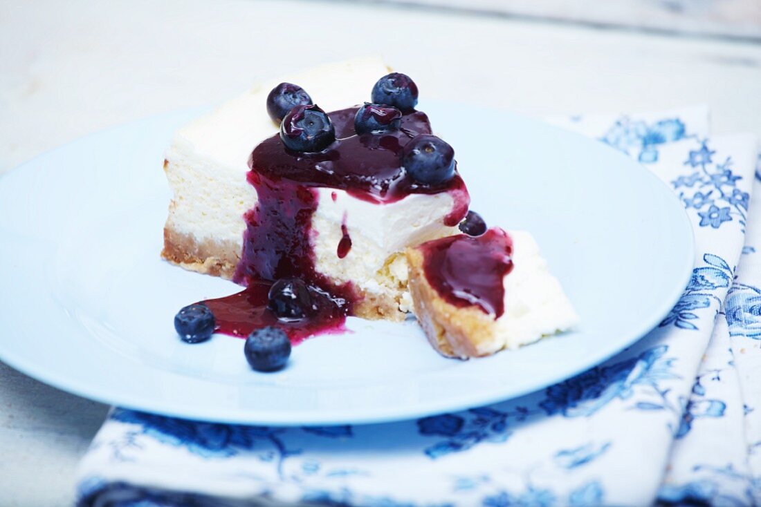 Ein Stück Käsekuchen mit Heidelbeeren