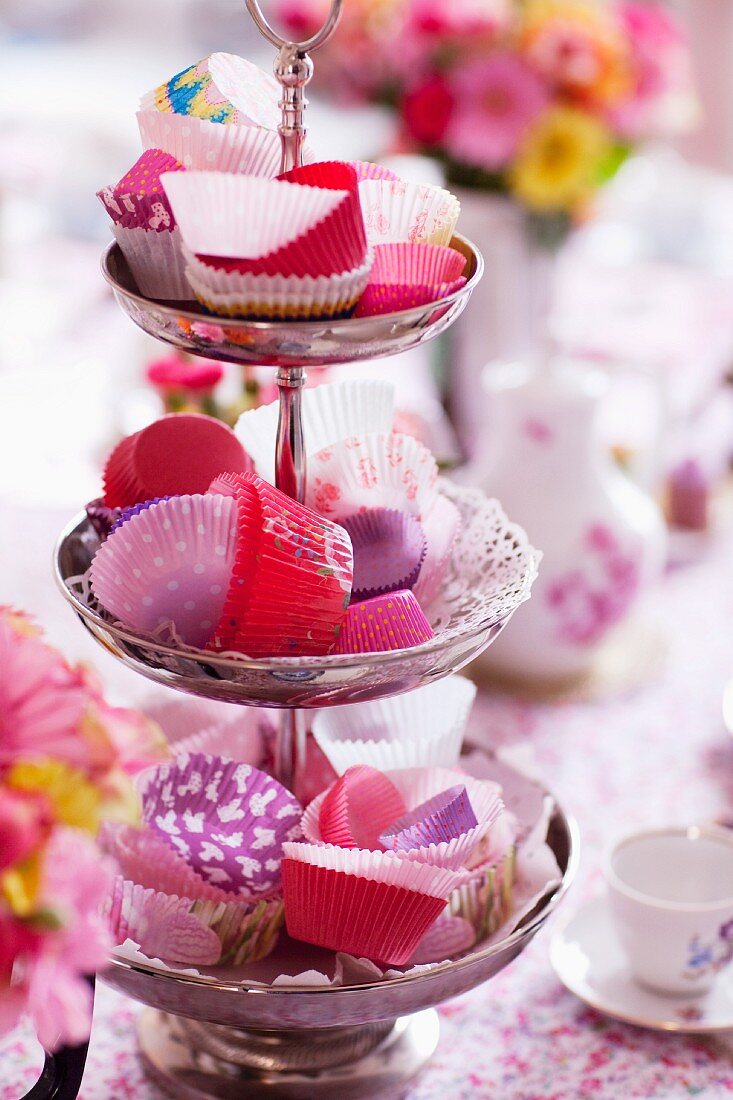 Pinkfarbene Papierförmchen für Cupcakes auf Etagere