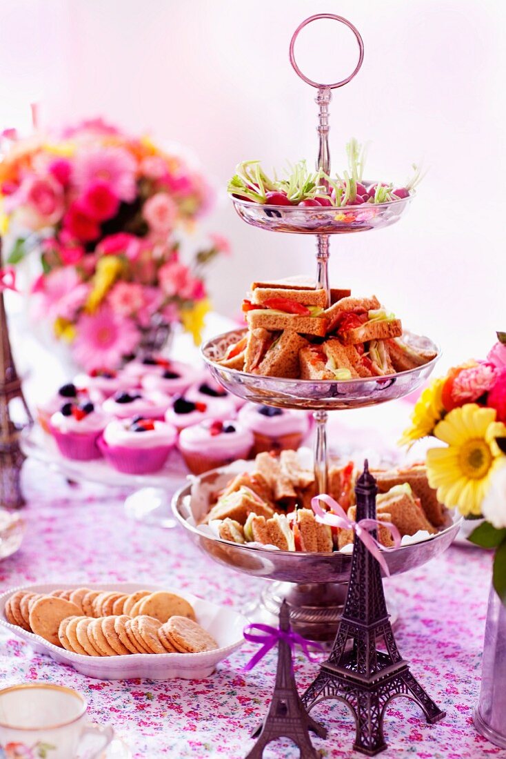 Mini-Sandwiches, Biscuits und Cupcakes zur Teatime